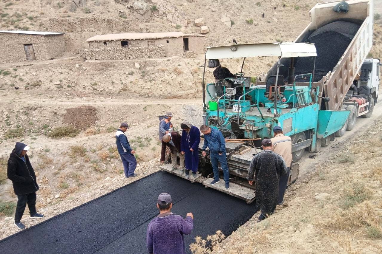 🛣️ Foto: Duob mahallasida aholi tashabbusi bilan yo‘llar asfaltlashtirilmoqda