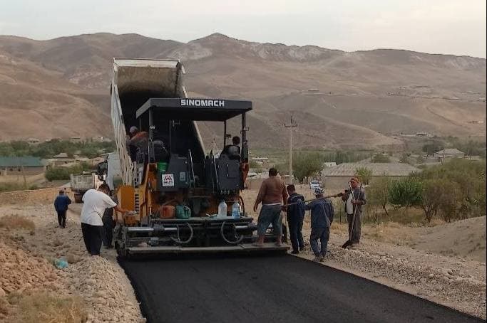🛣️ Foto: “Tashabbusli budjet” — Yangi hayot va Nurli kelajak mahallalarini bog‘lovchi yo‘l asfaltlashtirildi