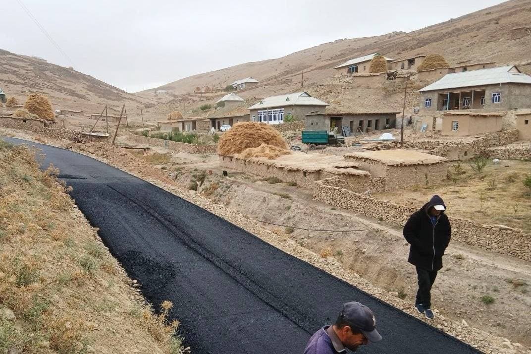 🛣️ Foto: Duob mahallasida aholi tashabbusi bilan yo‘llar asfaltlashtirilmoqda