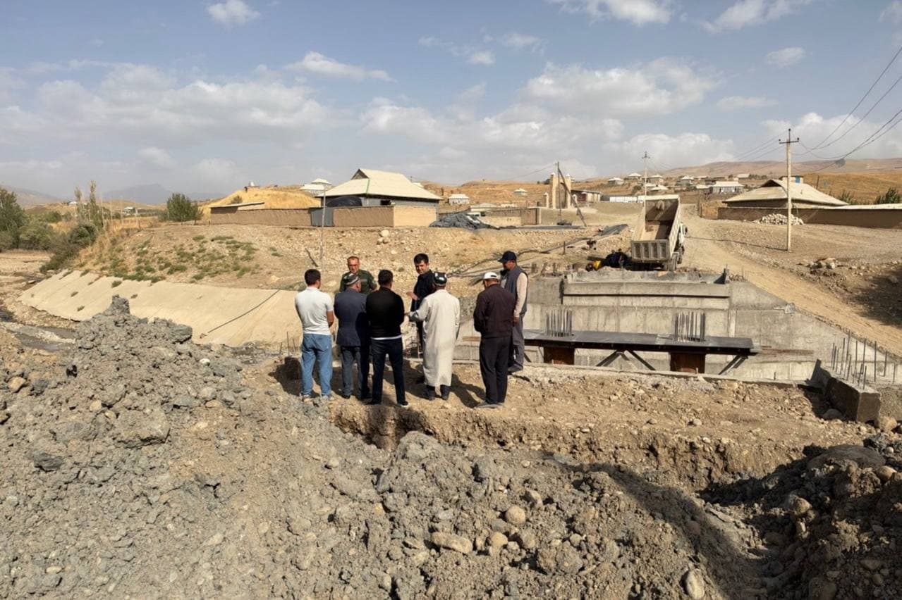 🏗️ Dehqonobod tumani hokimi va prokurori olis mahallalarda olib borilayotgan bunyodkorlik ishlarini ko‘zdan kechirdi