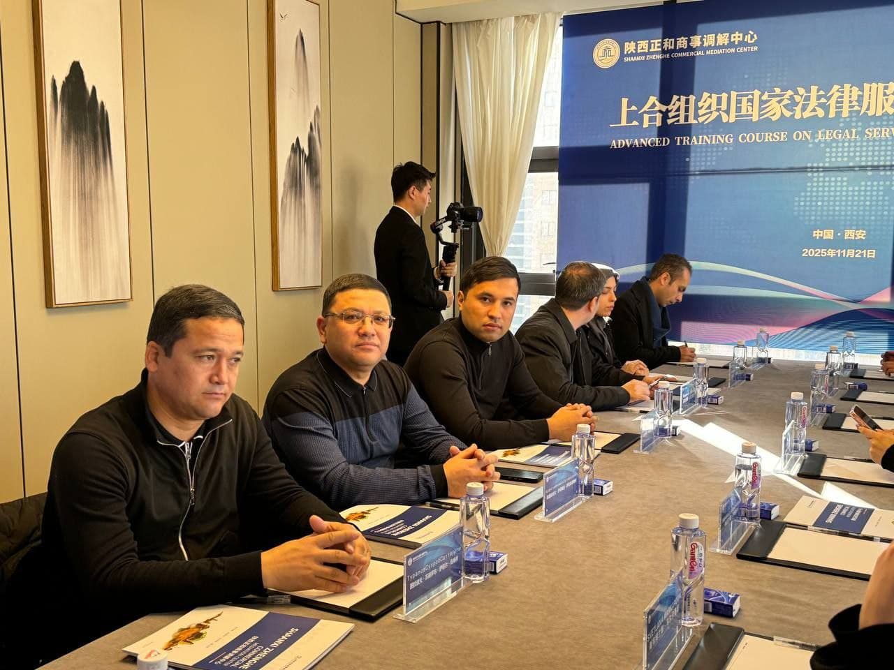 Делегация Министерства юстиции ознакомилась с деятельностью Центра коммерческой медиации провинции Шэньси в рамках программы оказания юридических услуг для государств-членов Шанхайской организации сотрудничества, проходящей в китайском городе Сиань.