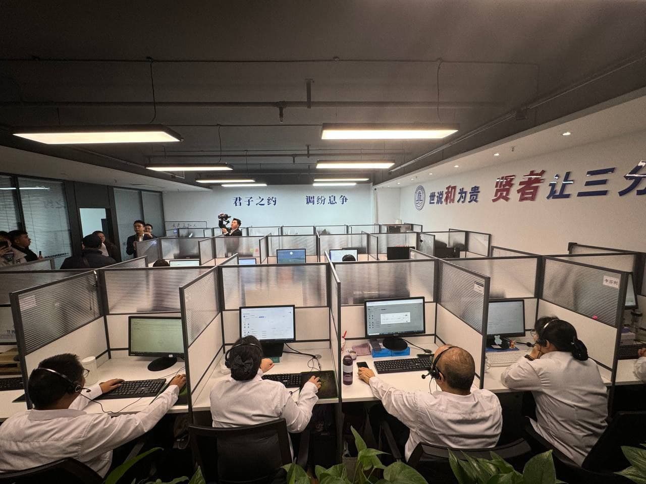 Делегация Министерства юстиции ознакомилась с деятельностью Центра коммерческой медиации провинции Шэньси в рамках программы оказания юридических услуг для государств-членов Шанхайской организации сотрудничества, проходящей в китайском городе Сиань.