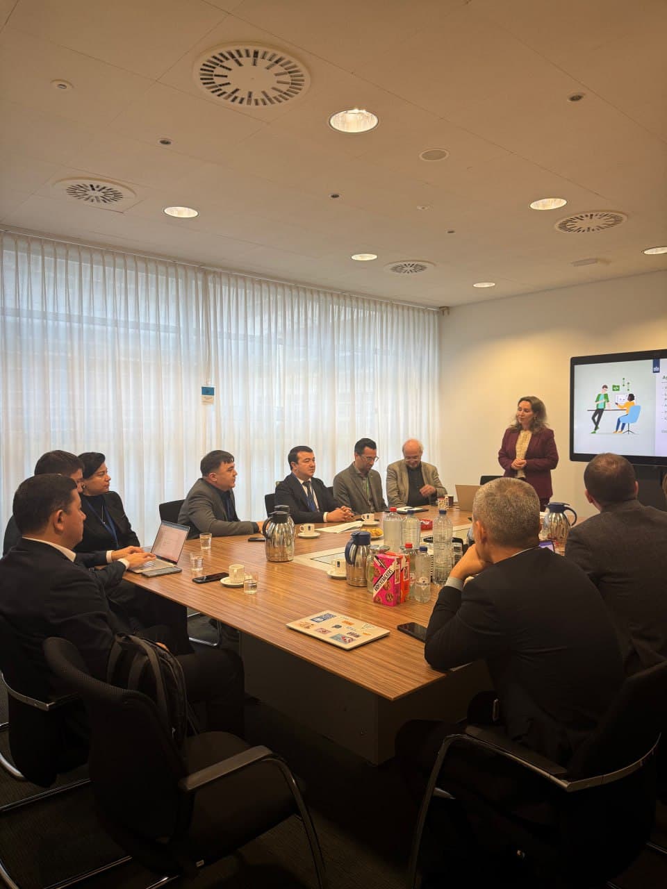 Изучается передовой опыт Королевства Нидерландов в сфере оказания государственных услуг.