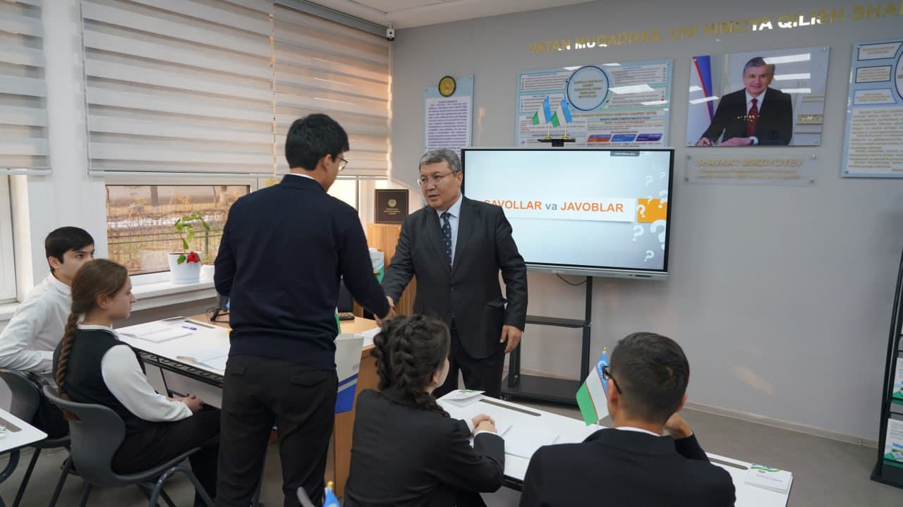 On the eve of Constitution Day, Minister of Justice Akbar Tashkulov held a lesson on "My Rights" for high school students of Specialized State General Education School № 9 of the Yunusabad district of Tashkent within the framework of "Future Hour."