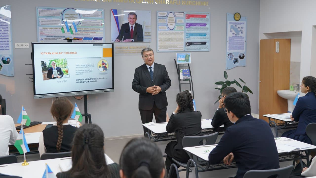 On the eve of Constitution Day, Minister of Justice Akbar Tashkulov held a lesson on "My Rights" for high school students of Specialized State General Education School № 9 of the Yunusabad district of Tashkent within the framework of "Future Hour."