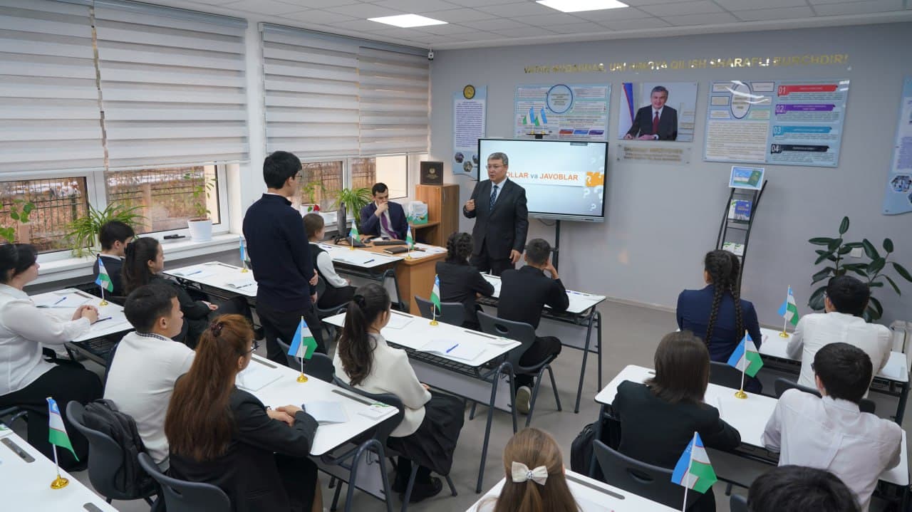 On the eve of Constitution Day, Minister of Justice Akbar Tashkulov held a lesson on "My Rights" for high school students of Specialized State General Education School № 9 of the Yunusabad district of Tashkent within the framework of "Future Hour."