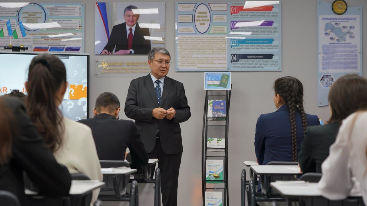 On the eve of Constitution Day, Minister of Justice Akbar Tashkulov held a lesson on "My Rights" for high school students of Specialized State General Education School № 9 of the Yunusabad district of Tashkent within the framework of "Future Hour."