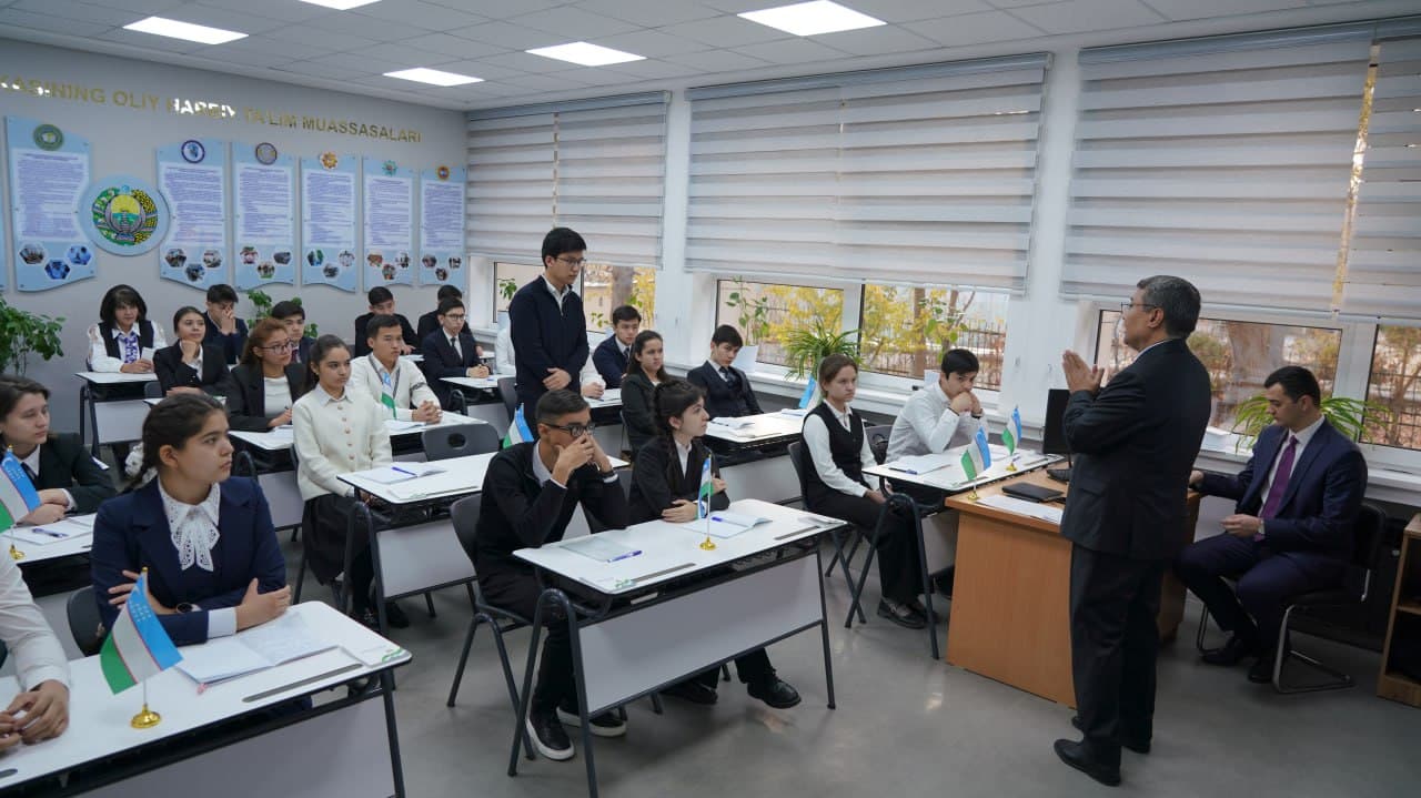 On the eve of Constitution Day, Minister of Justice Akbar Tashkulov held a lesson on "My Rights" for high school students of Specialized State General Education School № 9 of the Yunusabad district of Tashkent within the framework of "Future Hour."