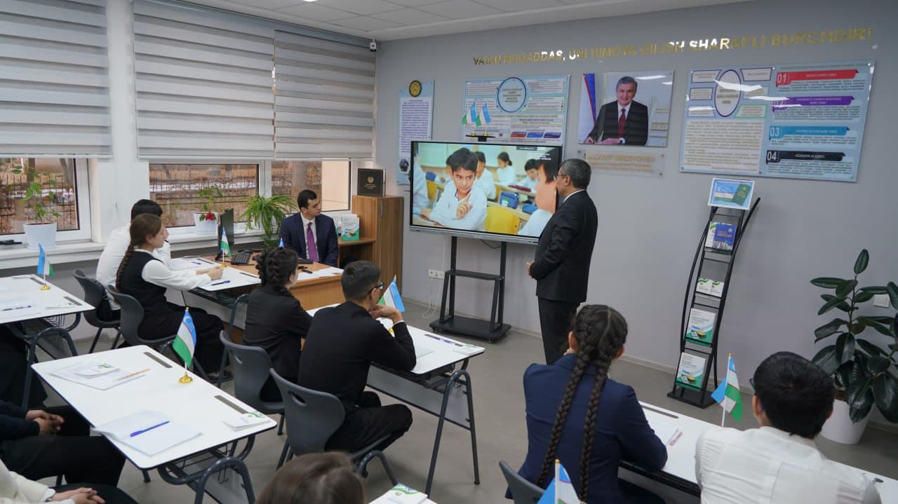 On the eve of Constitution Day, Minister of Justice Akbar Tashkulov held a lesson on "My Rights" for high school students of Specialized State General Education School № 9 of the Yunusabad district of Tashkent within the framework of "Future Hour."