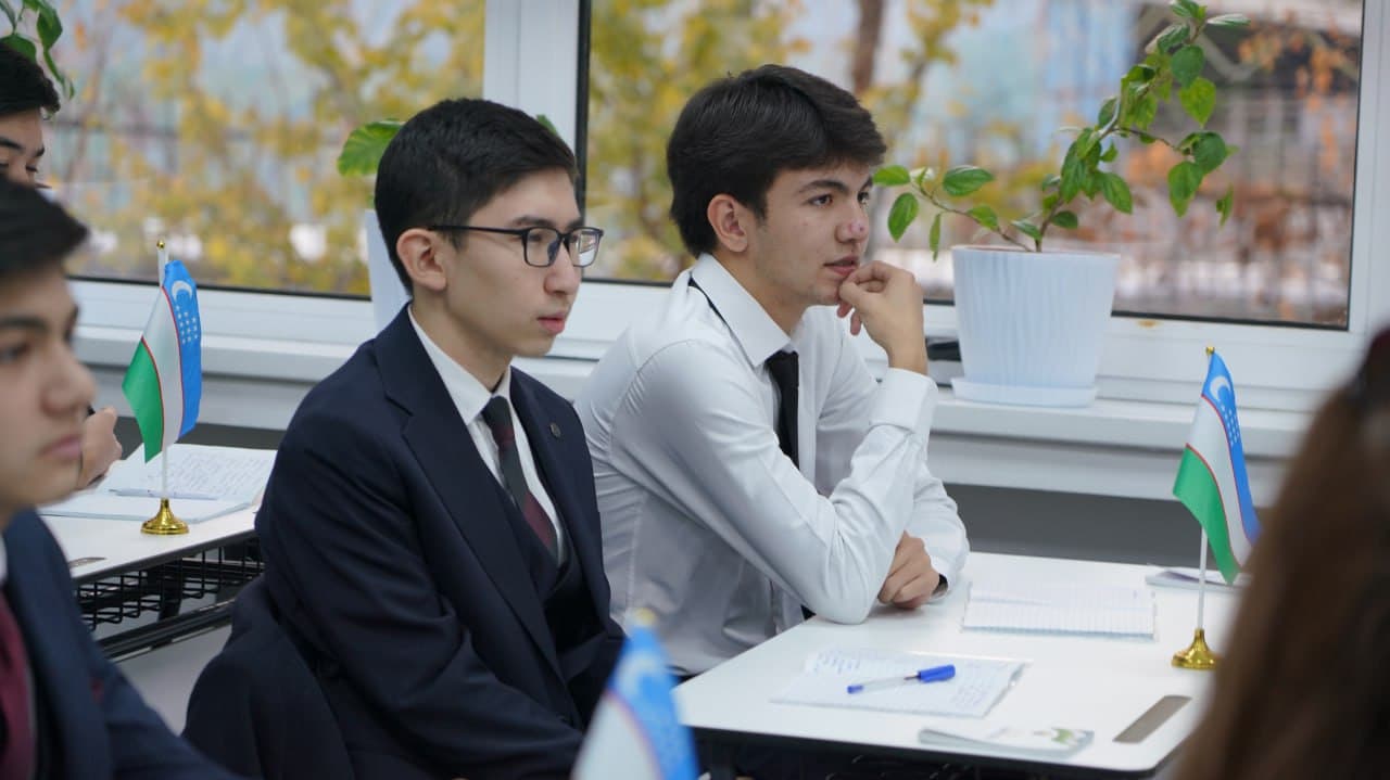 On the eve of Constitution Day, Minister of Justice Akbar Tashkulov held a lesson on "My Rights" for high school students of Specialized State General Education School № 9 of the Yunusabad district of Tashkent within the framework of "Future Hour."