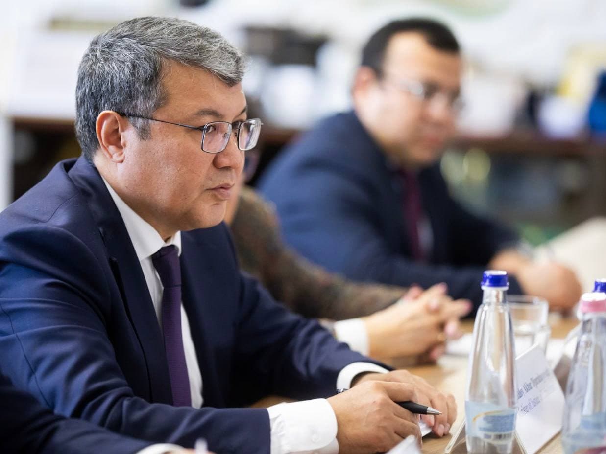 Adliya vaziri Vengriyaning nufuzli Karoli Gaspar nomidagi universitet rektori, professor Laslo Trochani bilan uchrashdi.