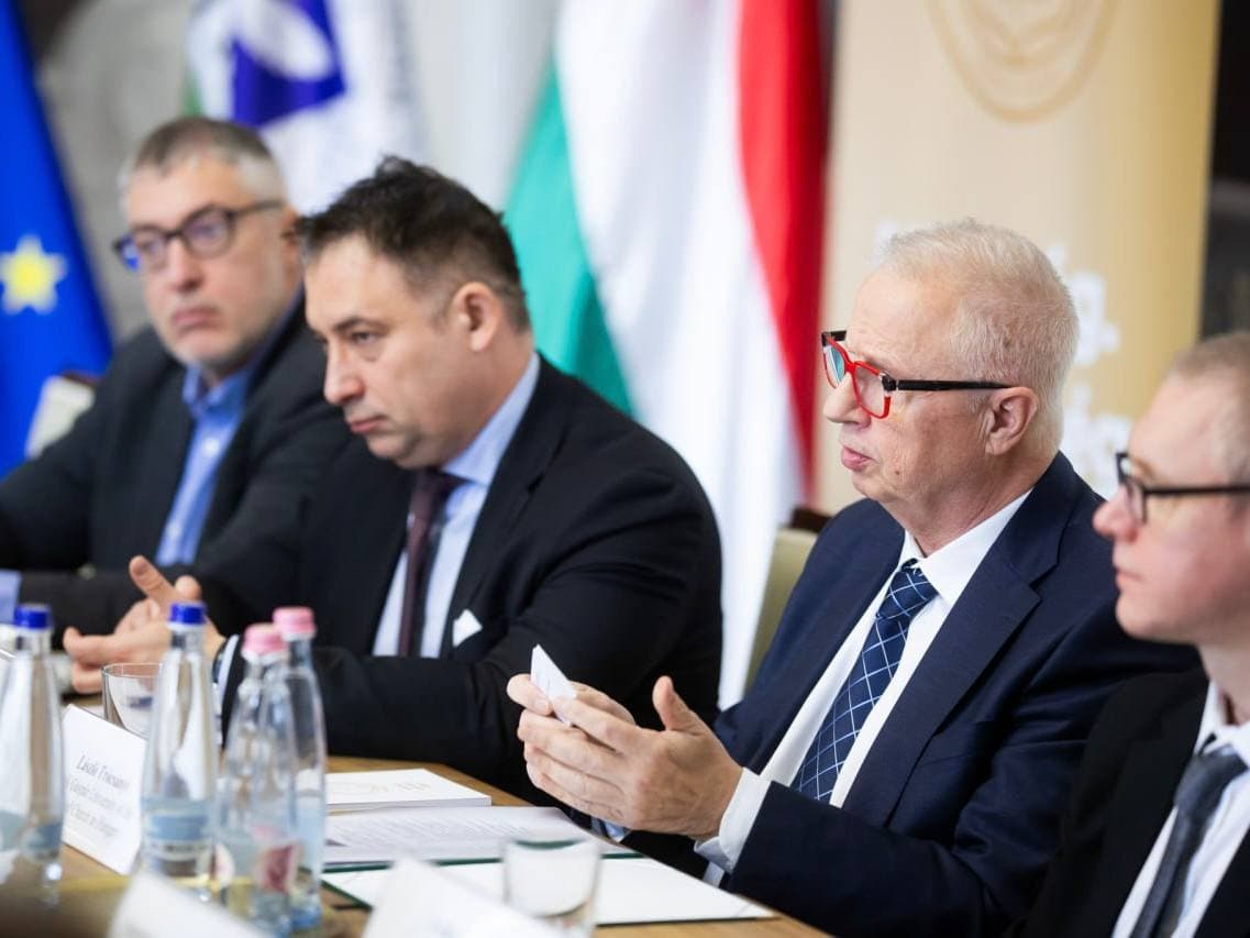 Adliya vaziri Vengriyaning nufuzli Karoli Gaspar nomidagi universitet rektori, professor Laslo Trochani bilan uchrashdi.