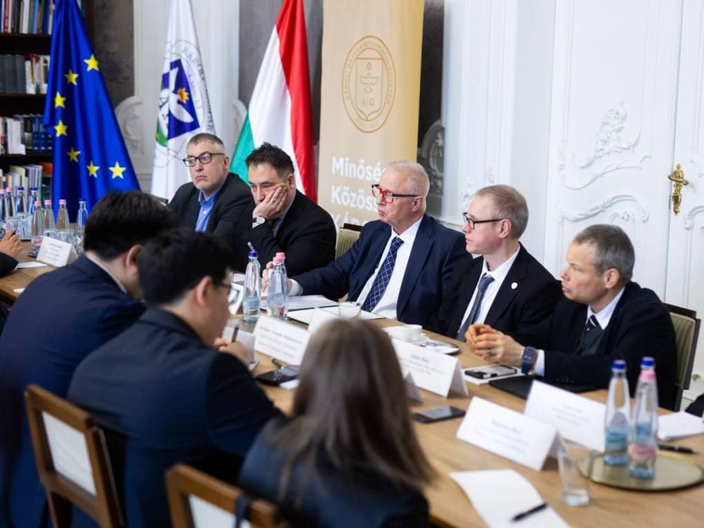 Adliya vaziri Vengriyaning nufuzli Karoli Gaspar nomidagi universitet rektori, professor Laslo Trochani bilan uchrashdi.