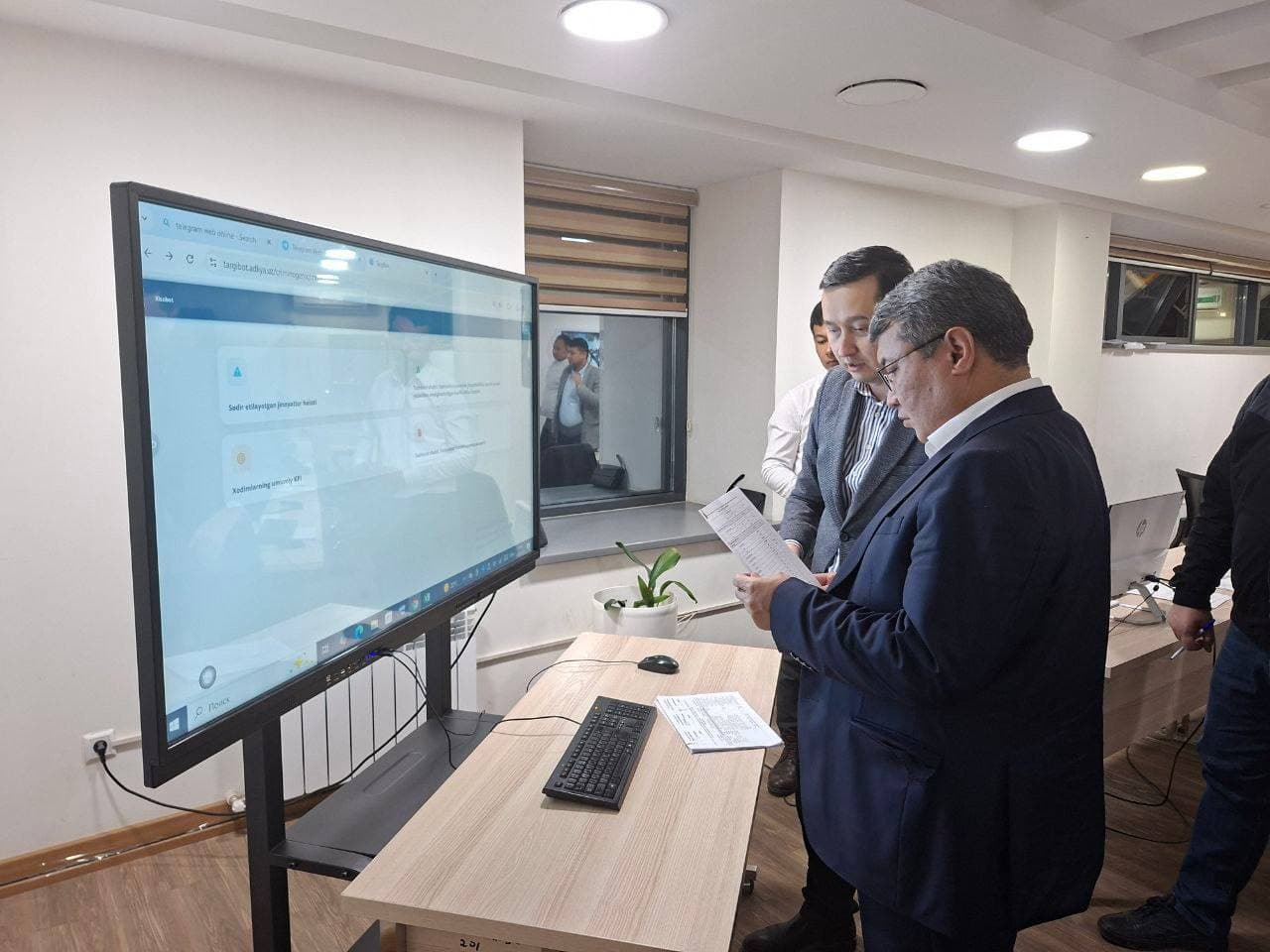 Адлия вазири Яшнобод туманида жиноятчилик ва ҳуқуқбузарликларнинг олдини олиш бўйича ишчи гуруҳ билан навбатдаги учрашувини ўтказди