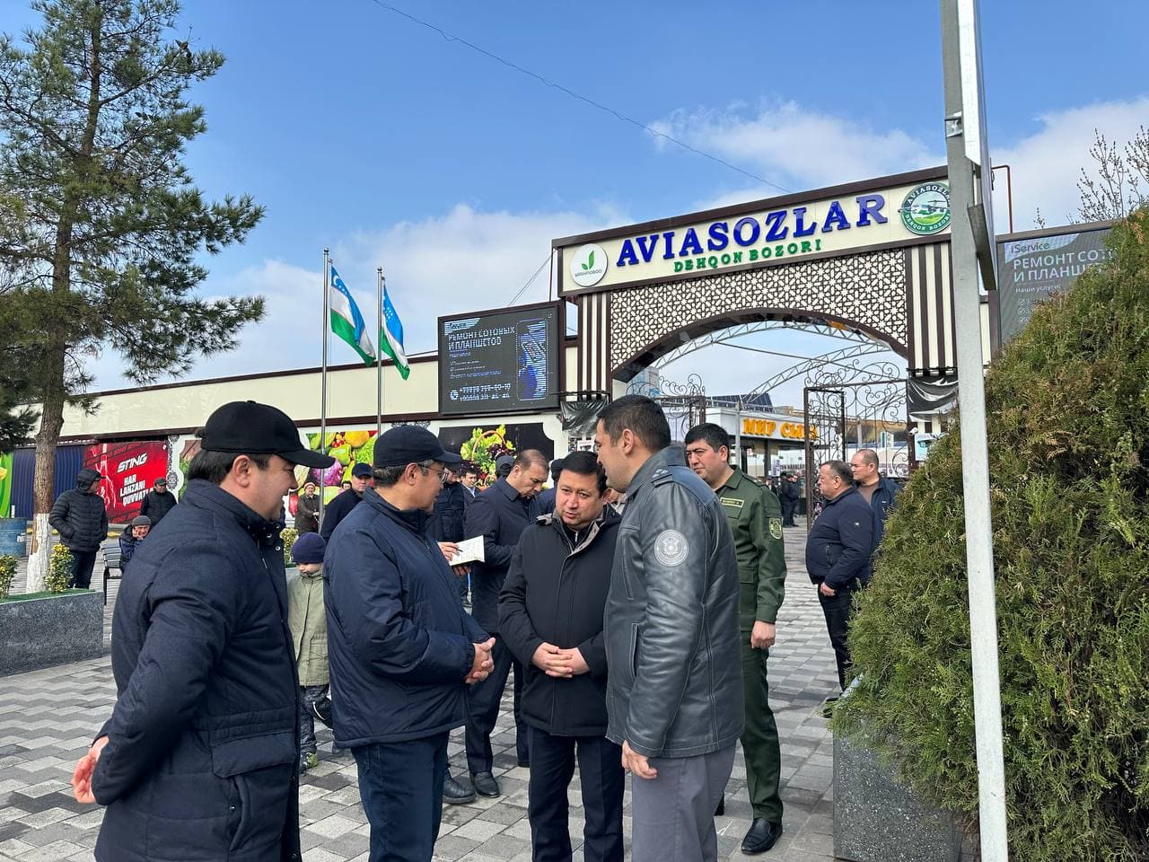 Адлия вазири А.Ташкулов Яшнобод туманидаги “Авиасозлар” бозори фаолияти билан танишди.