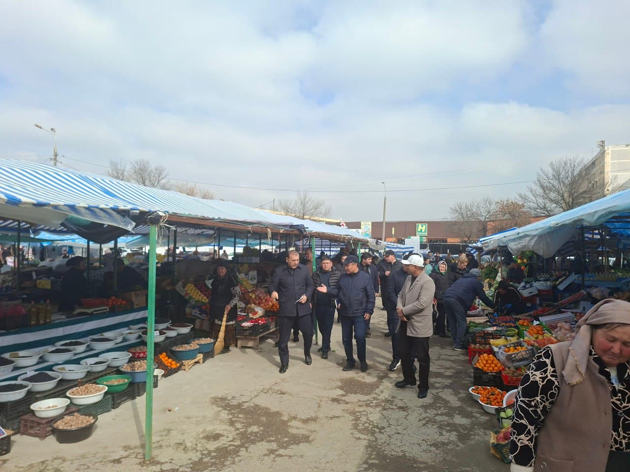 Адлия вазири А.Ташкулов Яшнобод туманидаги “Авиасозлар” бозори фаолияти билан танишди.