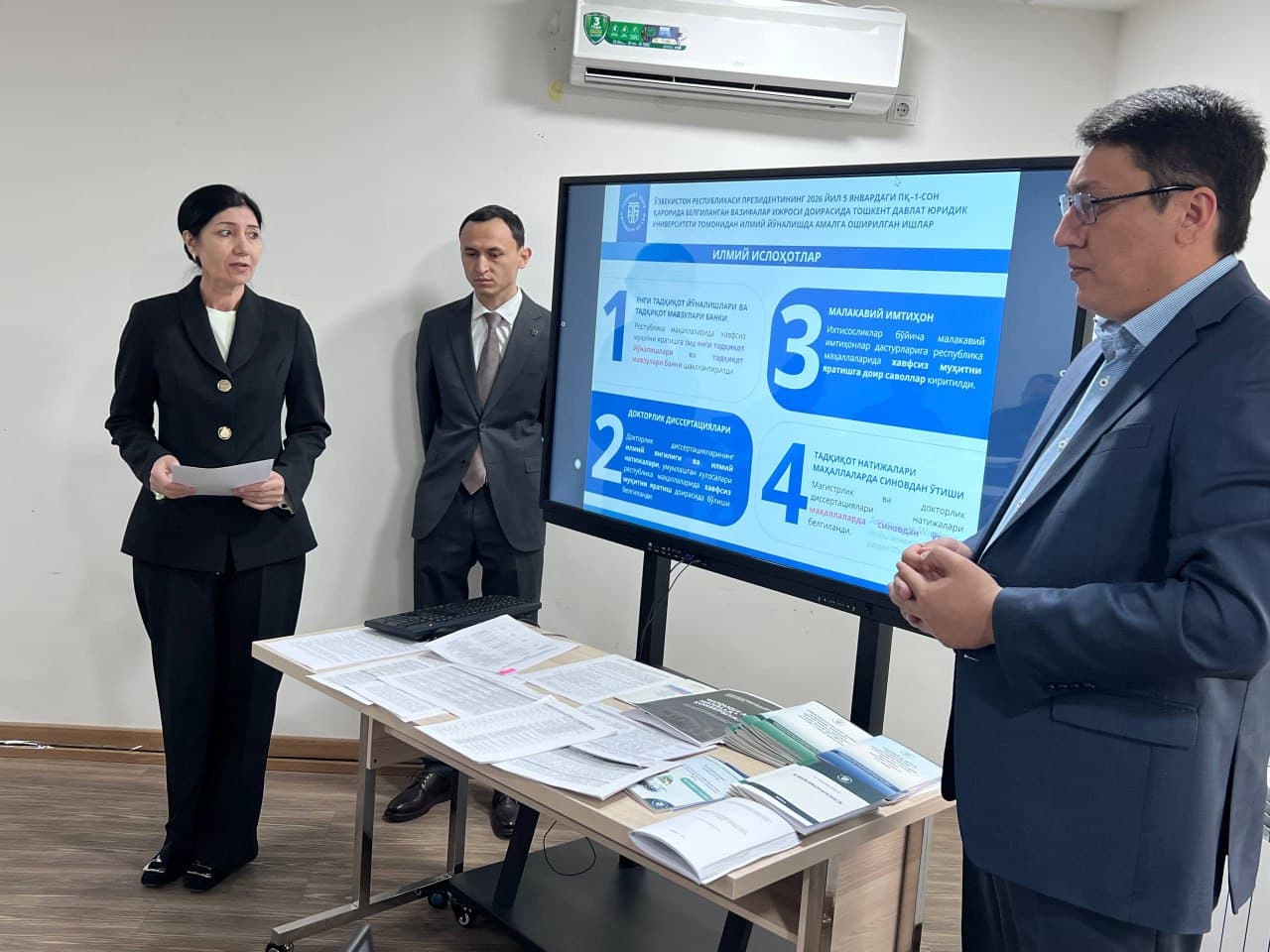 Адлия вазири Акбар Ташкулов Яшнобод туманида жиноятчилик ва ҳуқуқбузарликларнинг олдини олишга қаратилган ишчи гуруҳ фаолияти юзасидан навбатдаги йиғилишни ўтказди.