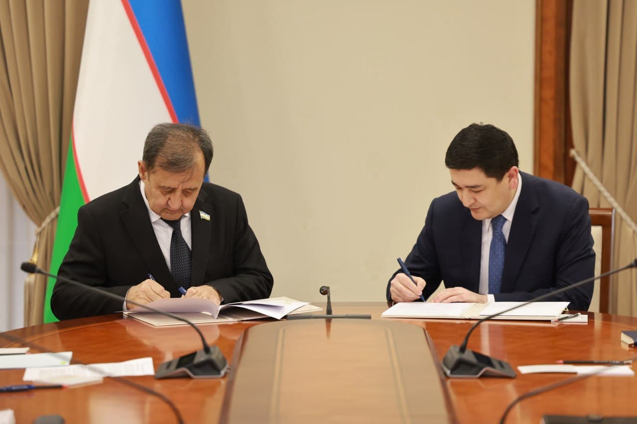 Oliy Majlis Senatining Sud-huquq masalalari va korrupsiyaga qarshi kurashish qo‘mitasi hamda Adliya vazirligi huzuridagi Qonunchilikni tahlil qilish va tartibga solish taʼsirini baholash instituti o‘rtasida memorandum imzolash marosimi bo‘lib o‘tdi.