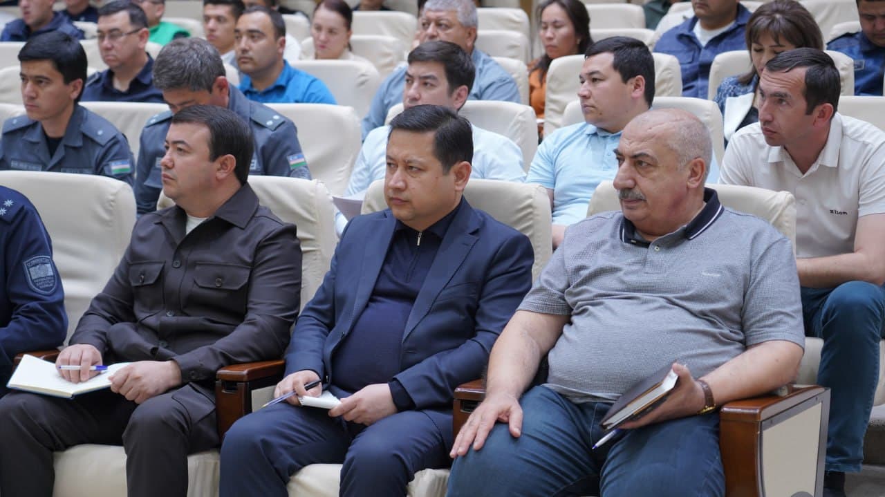 Министром юстиции А. Ташкуловым проведено критическое совещание по вопросам стабилизации криминогенной обстановки в Яшнободском районе.