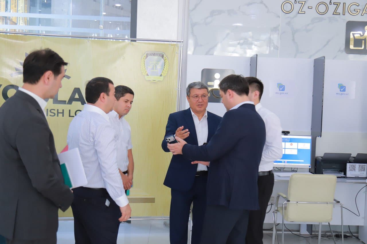Адлия вазири Акбар Тошқулов Шайхонтоҳур тумани Давлат хизматлари маркази фаолияти билан танишди