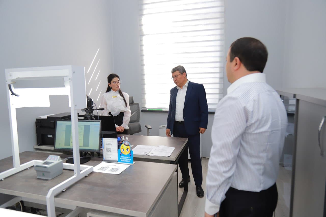 Адлия вазири Акбар Тошқулов Шайхонтоҳур тумани Давлат хизматлари маркази фаолияти билан танишди