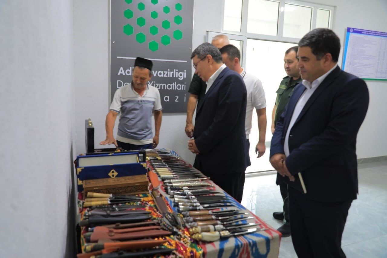 Шаҳрихонда янги бинода иш бошлаган адлия бўлими фаолияти ўрганилди