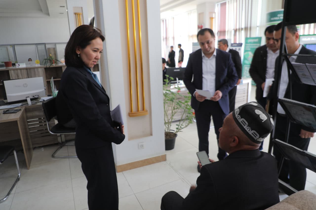 Korrupsiyaga qarshi kurashish agentligi direktori o'rinbosari boshchiligidagi ishchi guruh Davlat xizmatlari markaziga bordi