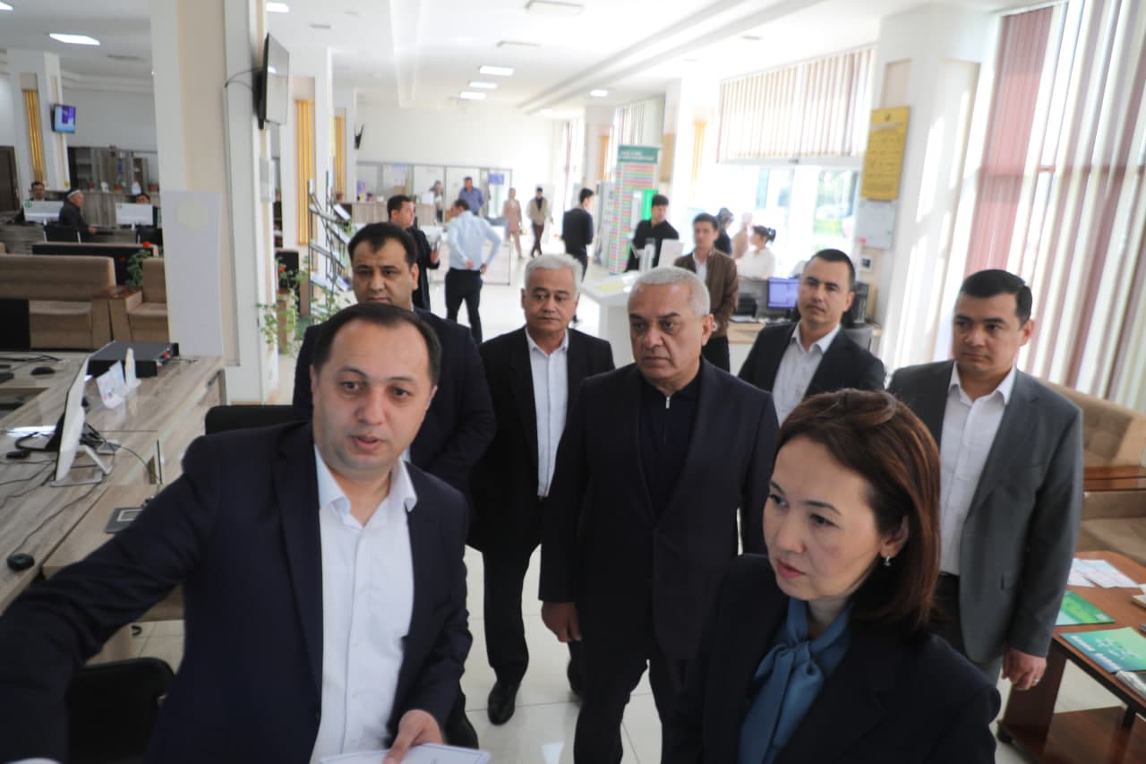Korrupsiyaga qarshi kurashish agentligi direktori o'rinbosari boshchiligidagi ishchi guruh Davlat xizmatlari markaziga bordi