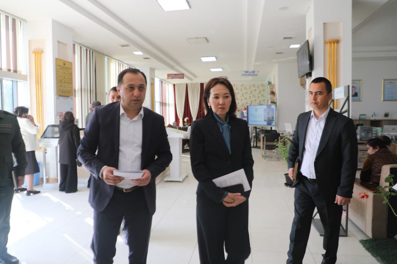 Korrupsiyaga qarshi kurashish agentligi direktori o'rinbosari boshchiligidagi ishchi guruh Davlat xizmatlari markaziga bordi