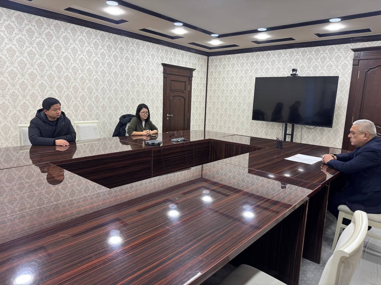 Косон тумани ҳокими хитойлик тадбиркорлар билан учрашди