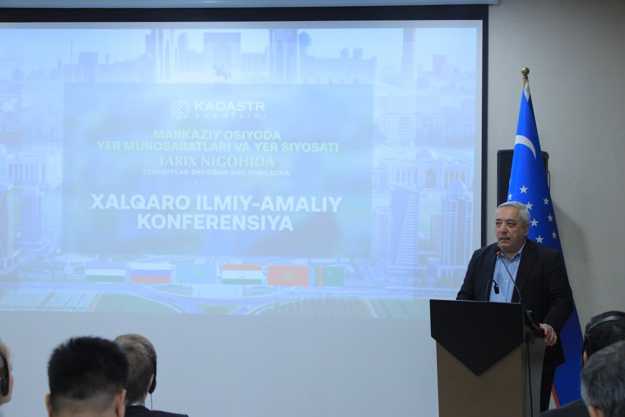 Ayni damda Toshkent shahridagi “Holiday Inn Tashkent City” mehmonxonasida “Markaziy Osiyoda yer munosabatlari va yer siyosati tarix nigohida (Temuriylar davridan shu kungacha)” mavzusida xalqaro ilmiy-amaliy konferensiya bo‘lib o‘tmoqda.