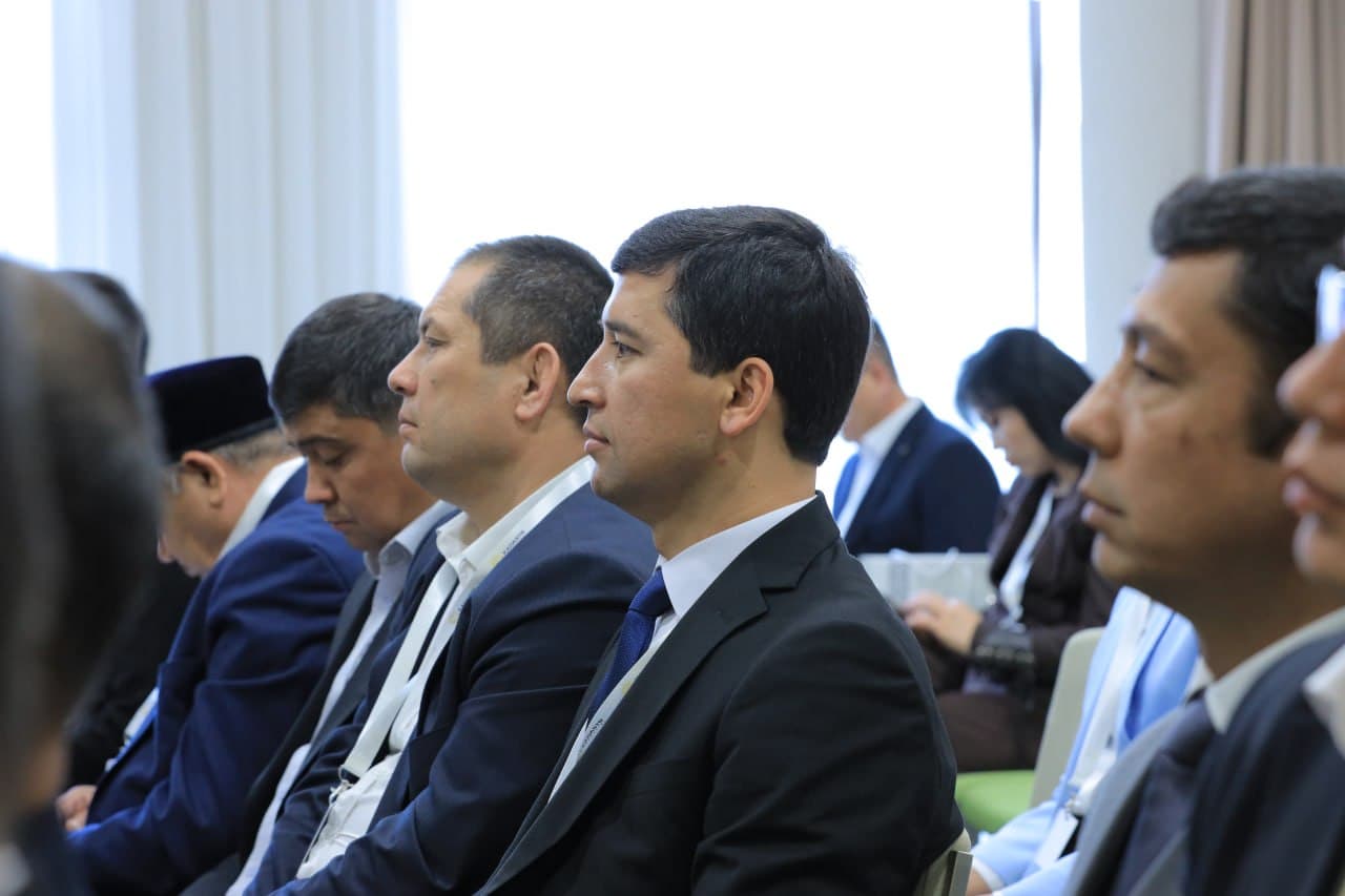 Ayni damda Toshkent shahridagi “Holiday Inn Tashkent City” mehmonxonasida “Markaziy Osiyoda yer munosabatlari va yer siyosati tarix nigohida (Temuriylar davridan shu kungacha)” mavzusida xalqaro ilmiy-amaliy konferensiya bo‘lib o‘tmoqda.