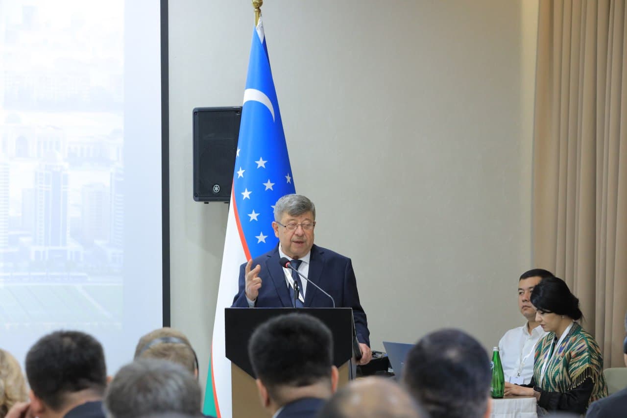 Ayni damda Toshkent shahridagi “Holiday Inn Tashkent City” mehmonxonasida “Markaziy Osiyoda yer munosabatlari va yer siyosati tarix nigohida (Temuriylar davridan shu kungacha)” mavzusida xalqaro ilmiy-amaliy konferensiya bo‘lib o‘tmoqda.