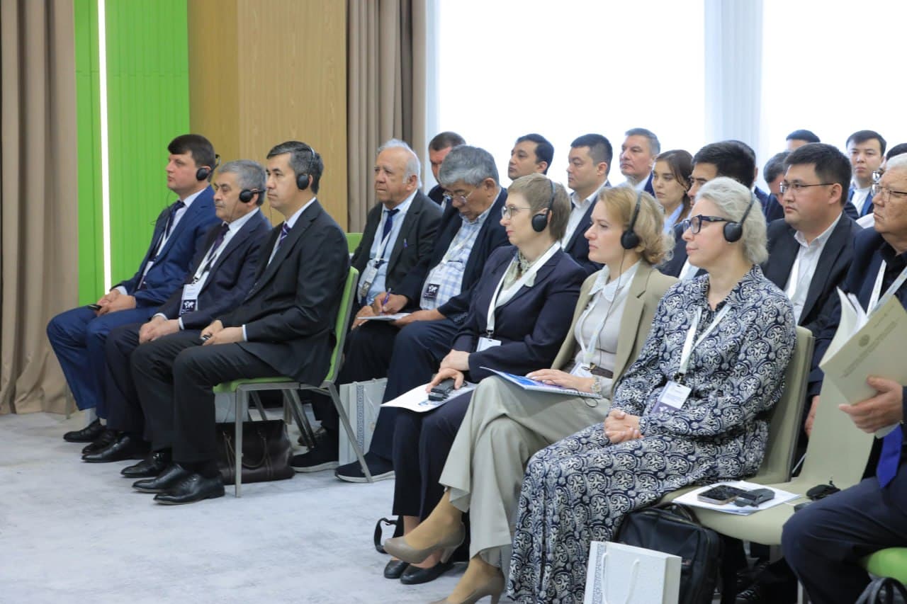 Ayni damda Toshkent shahridagi “Holiday Inn Tashkent City” mehmonxonasida “Markaziy Osiyoda yer munosabatlari va yer siyosati tarix nigohida (Temuriylar davridan shu kungacha)” mavzusida xalqaro ilmiy-amaliy konferensiya bo‘lib o‘tmoqda.