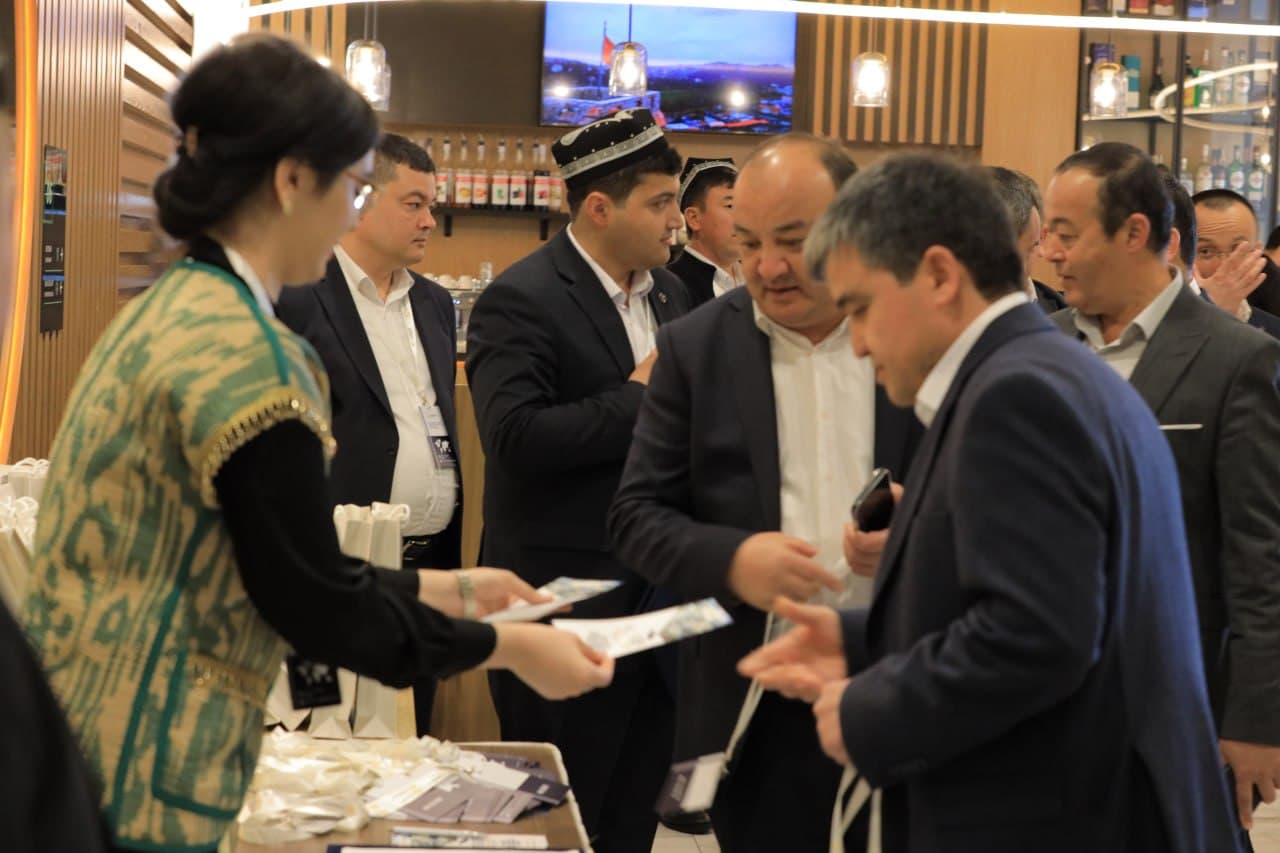 Ayni damda Toshkent shahridagi “Holiday Inn Tashkent City” mehmonxonasida “Markaziy Osiyoda yer munosabatlari va yer siyosati tarix nigohida (Temuriylar davridan shu kungacha)” mavzusida xalqaro ilmiy-amaliy konferensiya bo‘lib o‘tmoqda.