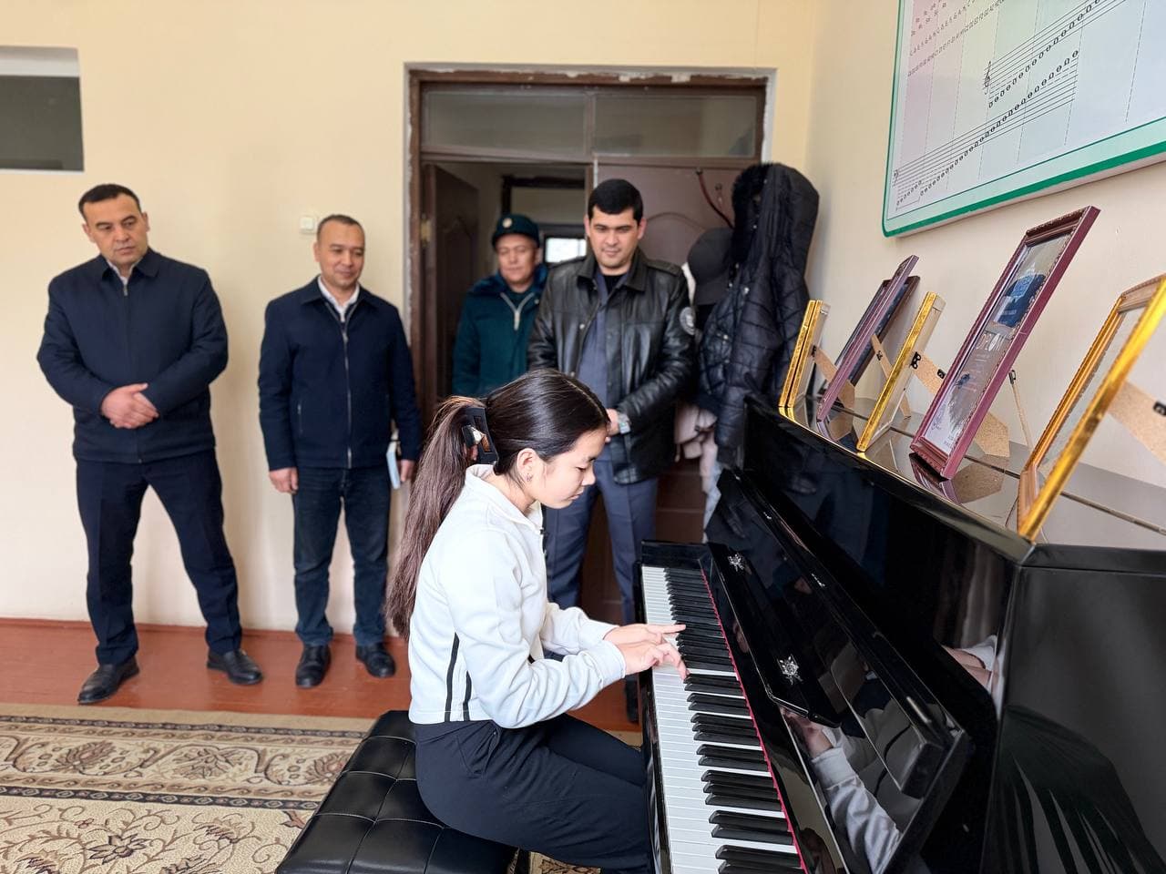 O‘zbekiston Respublikasi Prezidenti tashabbusi bilan har haftaning payshanba kuni “Yoshlar kuni” sifatida belgilangan. Shu munosabat bilan Ishtixon tumanida ham yoshlar bilan ishlashga qaratilgan mazmunli tadbirlar tashkil etilmoqda.