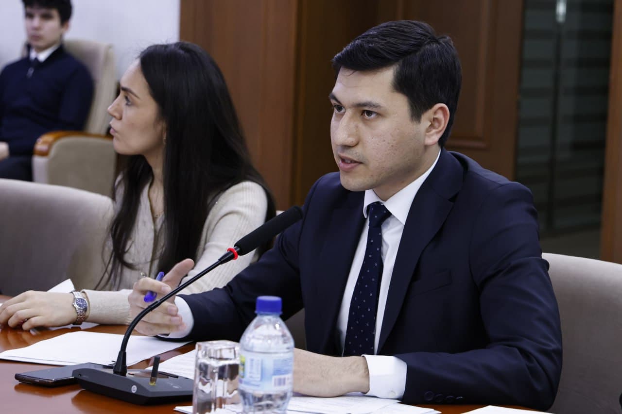 Сенат ҳузуридаги Ёшлар парламенти ташаббуси билан ташкил этилган давра суҳбатида маданият соҳасидаги тўгаракларга ёшларни жалб этишнинг долзарб масалалари муҳокама қилинди