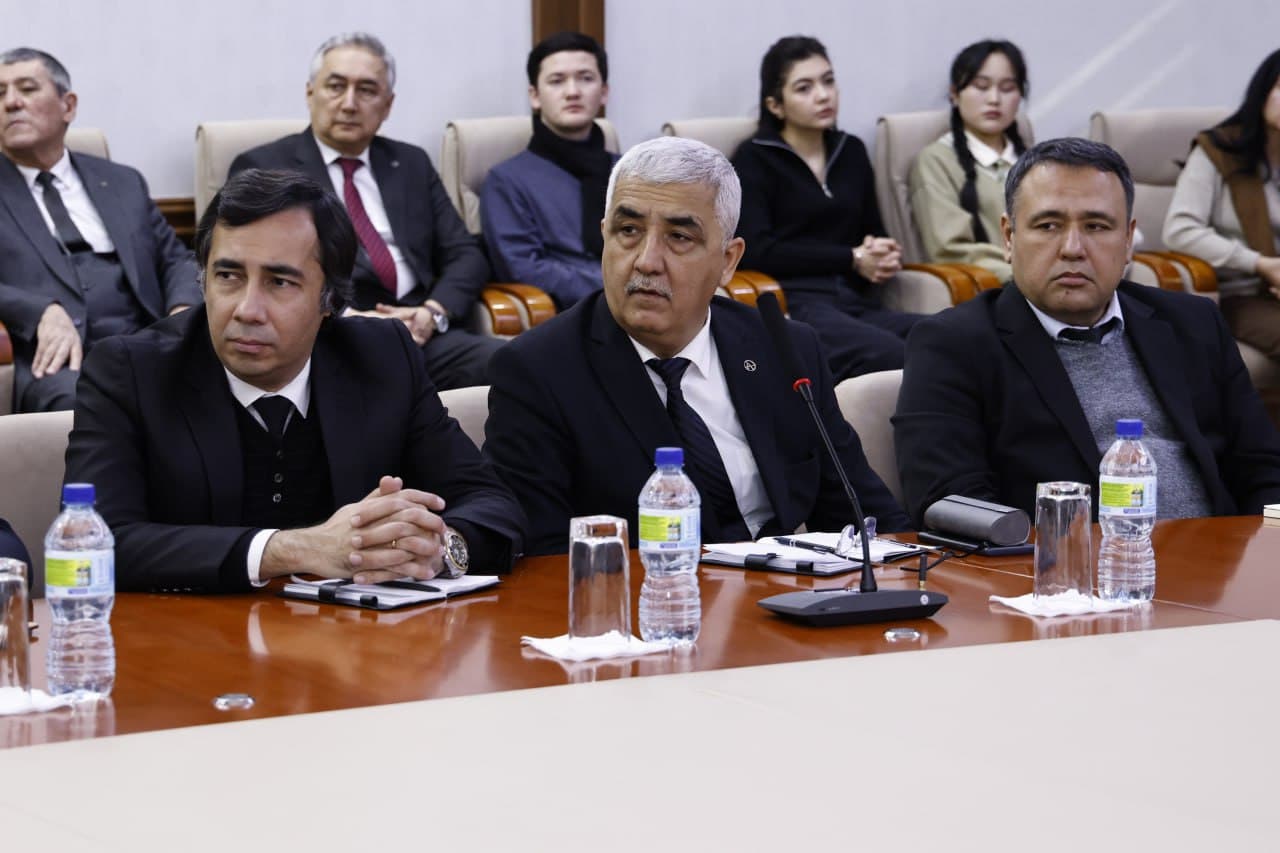 Сенат ҳузуридаги Ёшлар парламенти ташаббуси билан ташкил этилган давра суҳбатида маданият соҳасидаги тўгаракларга ёшларни жалб этишнинг долзарб масалалари муҳокама қилинди