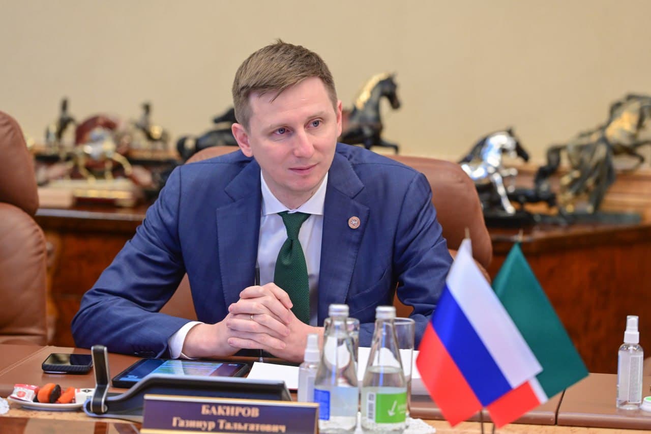 "Sharq bozori" (Восточный базар в Казани) turkiy va sharqiy xalqlar xalqaro festivali doirasida Tatariston Respublikasi rahbari Rustam Minnixanov delegatsiya vakillari bilan uchrashdi