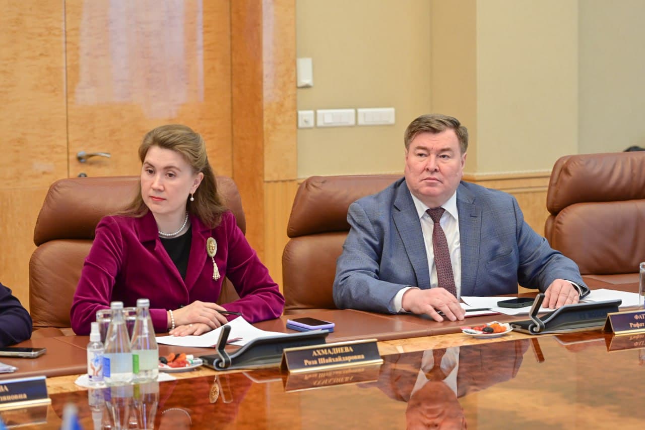 "Sharq bozori" (Восточный базар в Казани) turkiy va sharqiy xalqlar xalqaro festivali doirasida Tatariston Respublikasi rahbari Rustam Minnixanov delegatsiya vakillari bilan uchrashdi