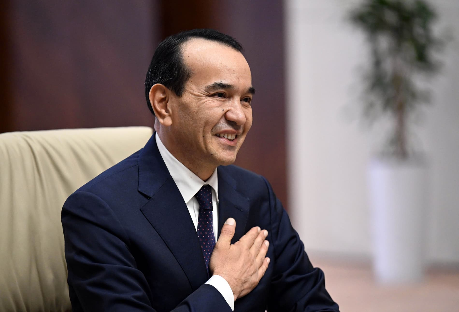 Qirg‘iziston Respublikasi Prezidenti Sadir Japarov O‘zbekiston madaniyat vaziri Ozodbek Nazarbekovni “Qirg‘iziston Respublikasi xalq artisti” faxriy unvoni bilan taqdirladi