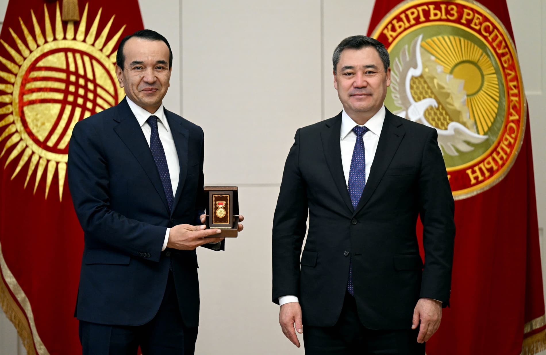 Qirg‘iziston Respublikasi Prezidenti Sadir Japarov O‘zbekiston madaniyat vaziri Ozodbek Nazarbekovni “Qirg‘iziston Respublikasi xalq artisti” faxriy unvoni bilan taqdirladi