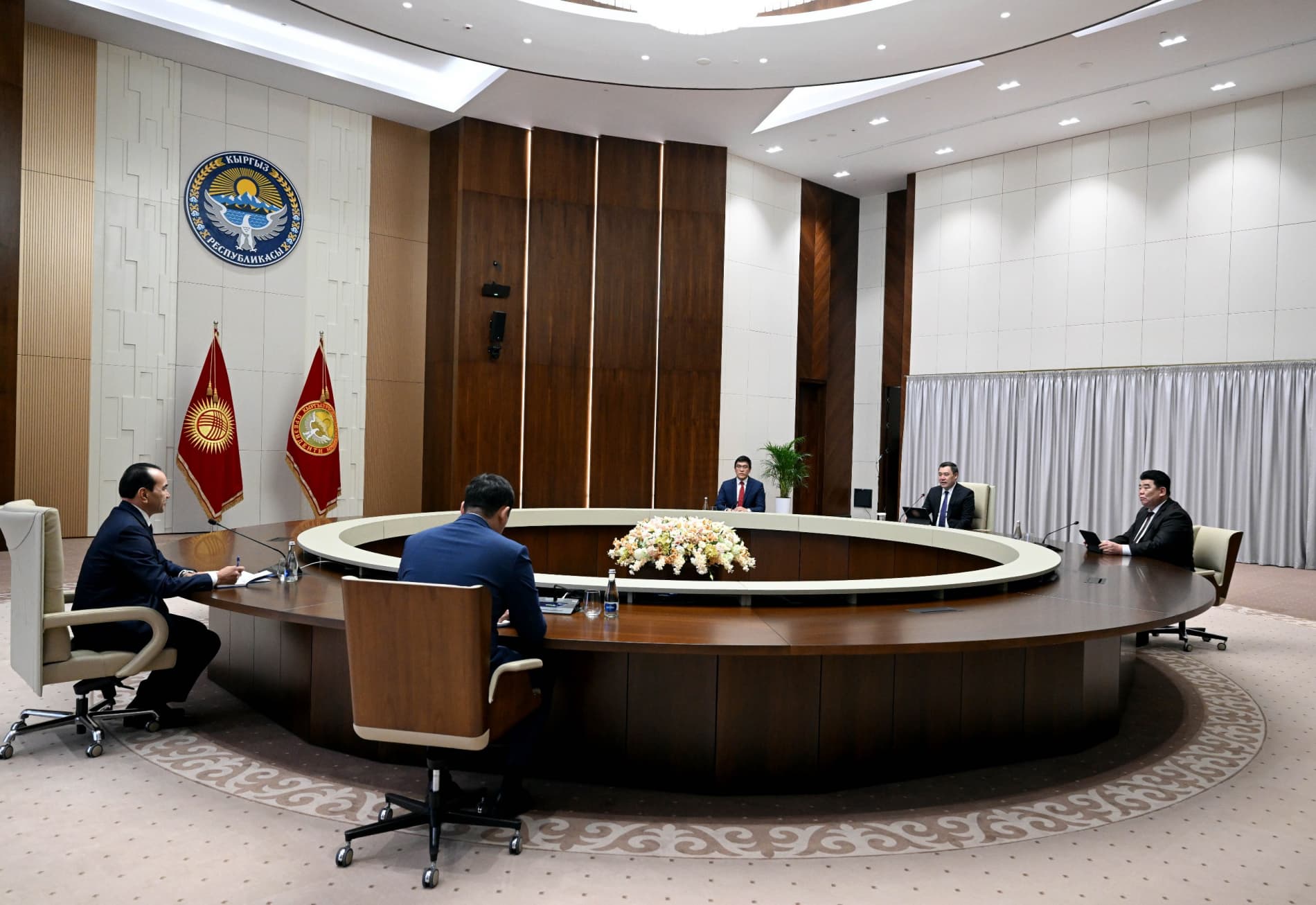 Qirg‘iziston Respublikasi Prezidenti Sadir Japarov O‘zbekiston madaniyat vaziri Ozodbek Nazarbekovni “Qirg‘iziston Respublikasi xalq artisti” faxriy unvoni bilan taqdirladi