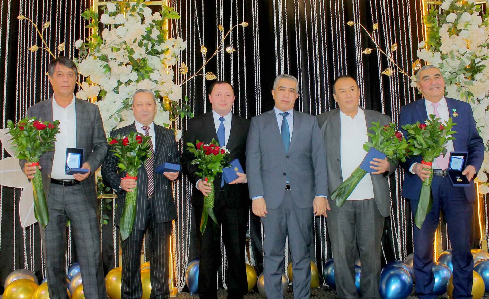 A group of circle art masters were awarded the "Culture and Art Devotee" badge