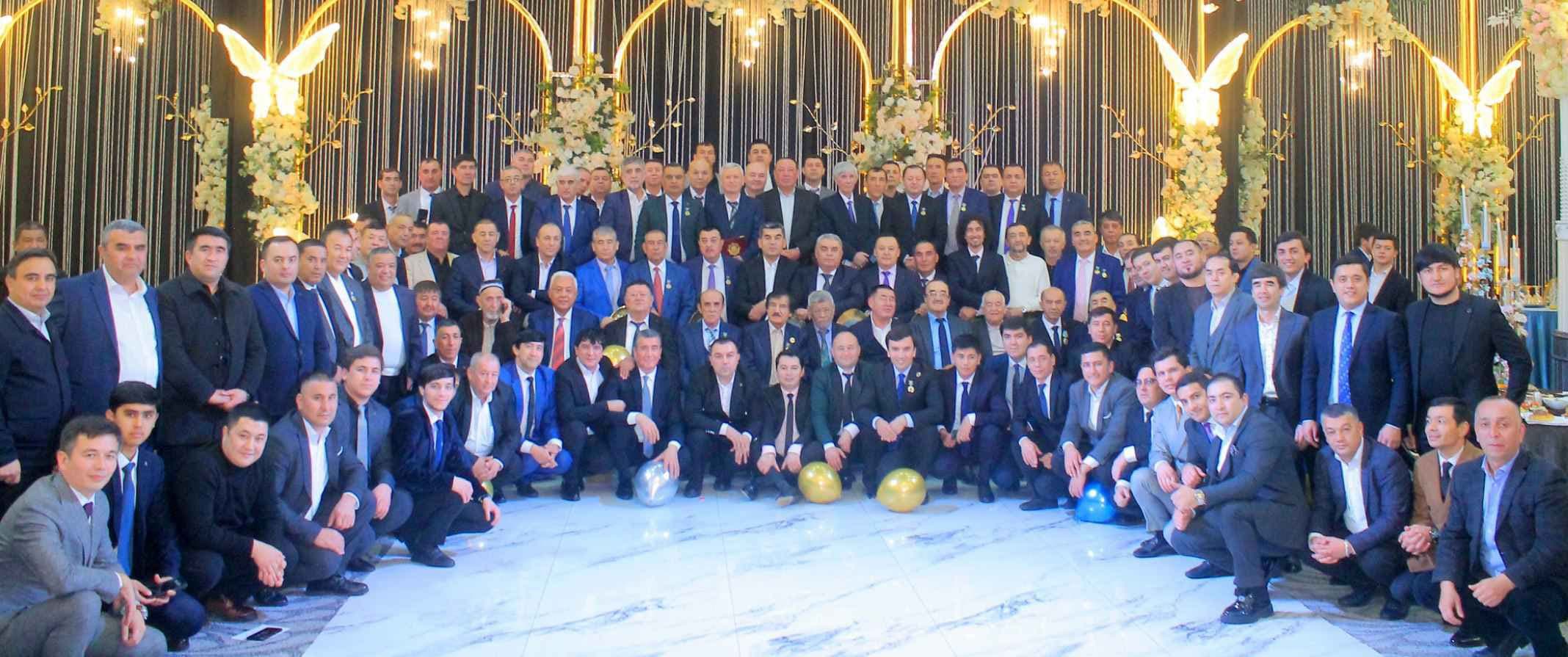 A group of circle art masters were awarded the "Culture and Art Devotee" badge