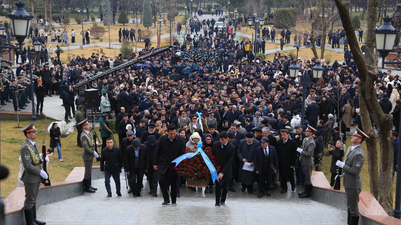 Alisher Navoiy haykali poyiga gul qoʻyish marosimi boʻlib oʻtdi