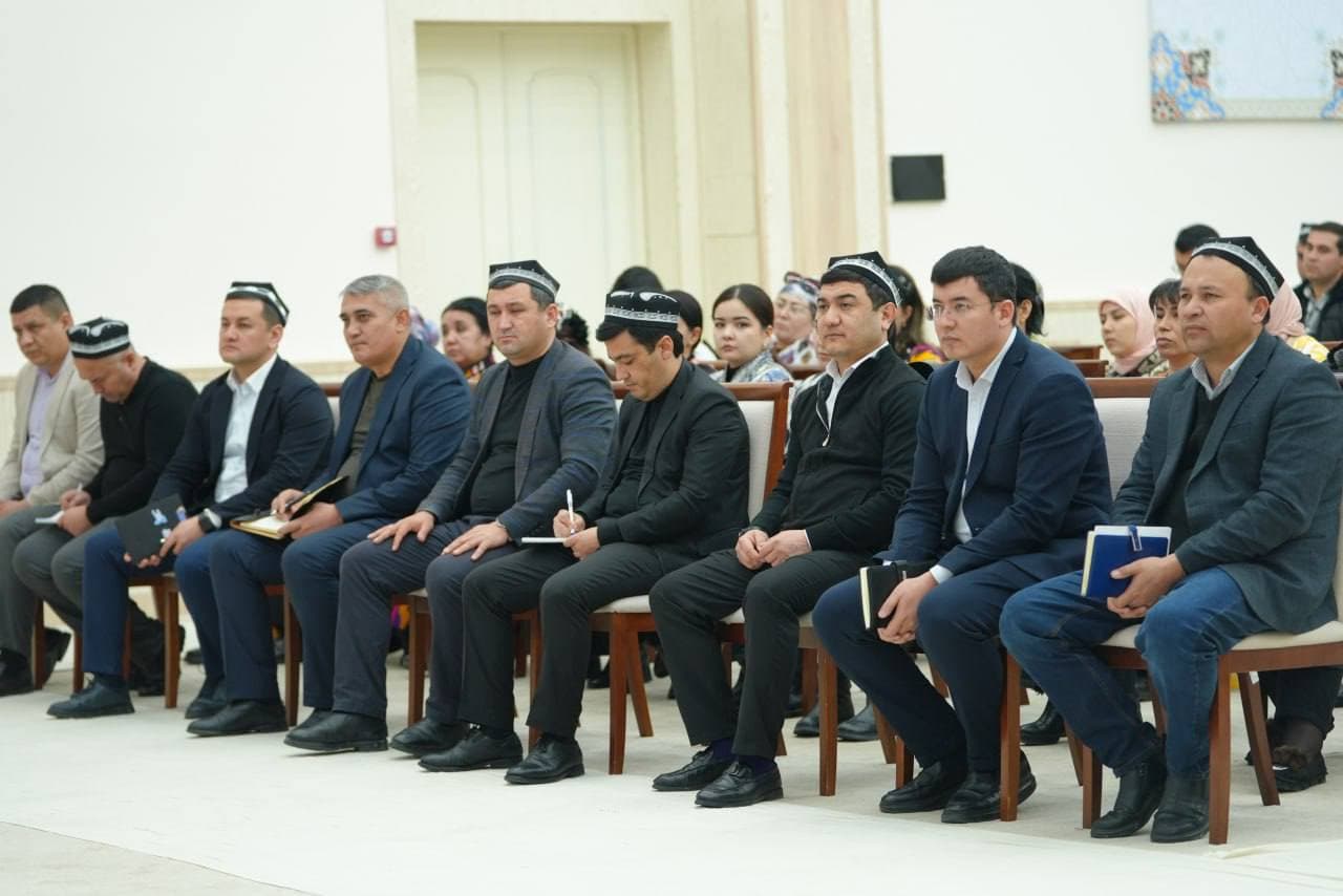 Группе творческих коллективов Навоийской области подарили сценические костюмы и музыкальные инструменты