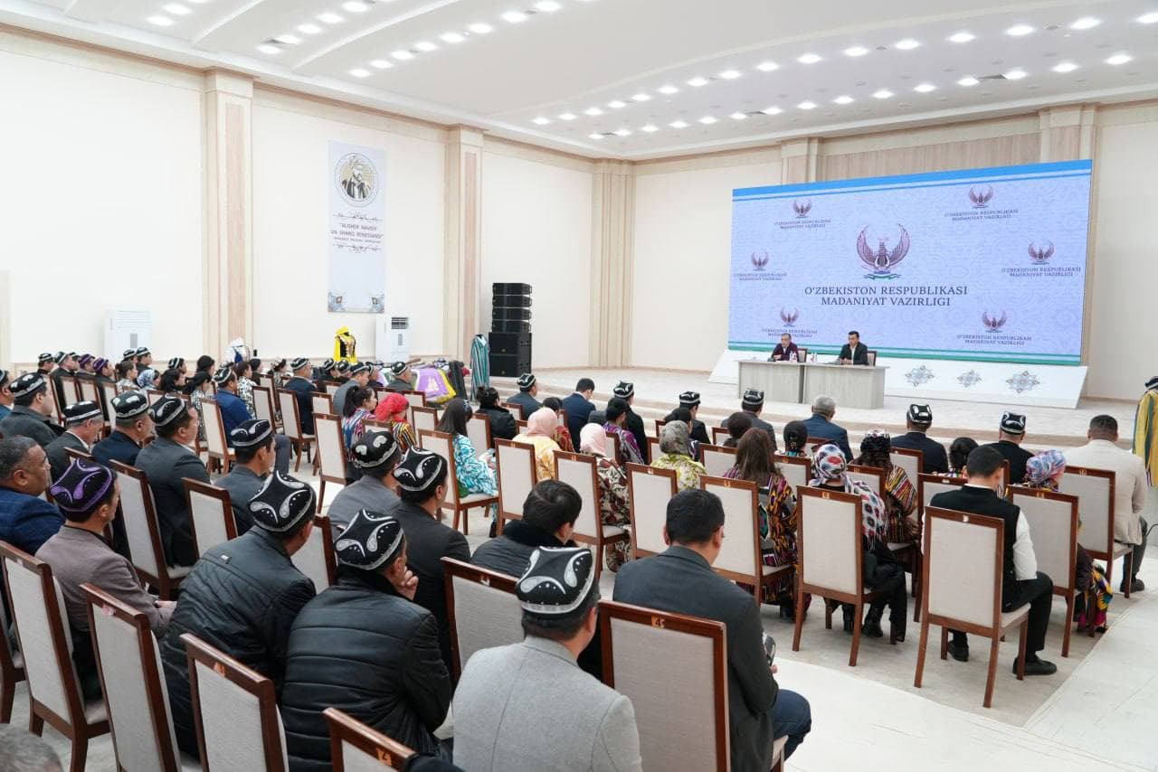 Группе творческих коллективов Навоийской области подарили сценические костюмы и музыкальные инструменты