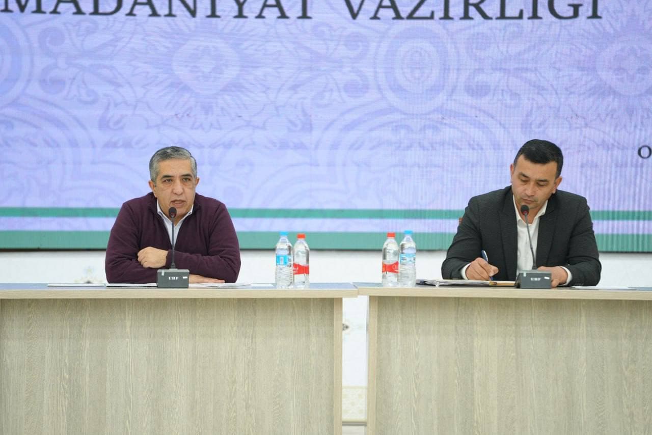 Группе творческих коллективов Навоийской области подарили сценические костюмы и музыкальные инструменты