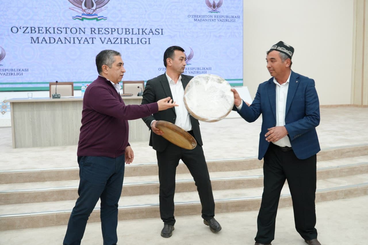 Группе творческих коллективов Навоийской области подарили сценические костюмы и музыкальные инструменты